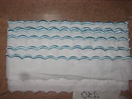 Band Baumwollgemisch weiss mit blauen Bögli 3cm breit