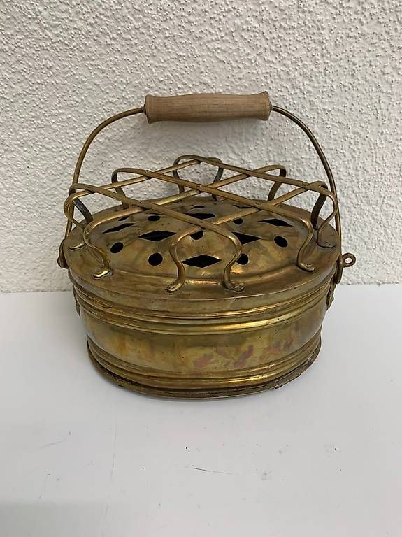 Tutte le decorazioni: Antikes Messing Stövchen Wärmer mit Holzgriff – Usato da Obernau venduto da Arche_Noah_Brocki