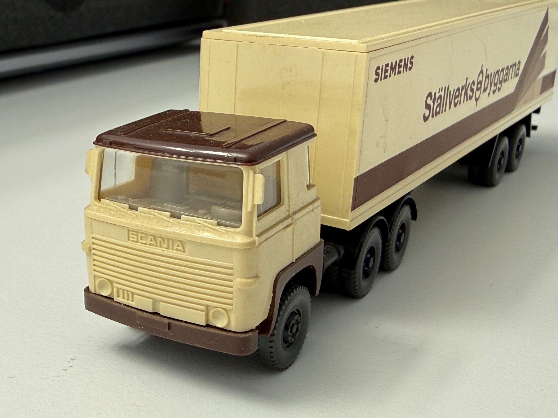 Modellini di ferrovie: Wiking Sattelschlepper Scania / HO – Usato da Jonschwil venduto da sutfra12