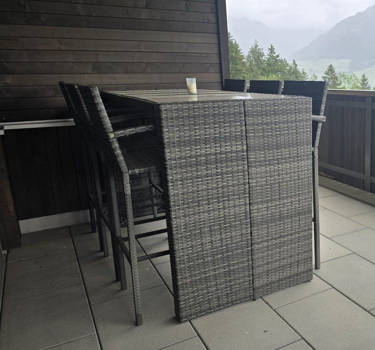 Set di tavolo e panche: Rattan-Hoch-Tisch mit 6 Stühlen – Usato da Udligenswil venduto da Quarz2002