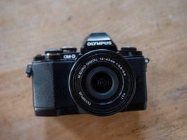 Olympus OM-D E-M10  top erhalten, mit14-42mm & Zubehör!