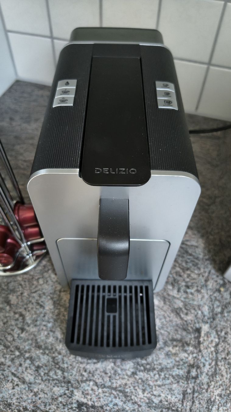 Delizio Macchine per caffè & Macchine per espresso: Delizio Kaffeemaschine mit Kapselständer schwarz silber – Usato da Künten venduto da Momi29