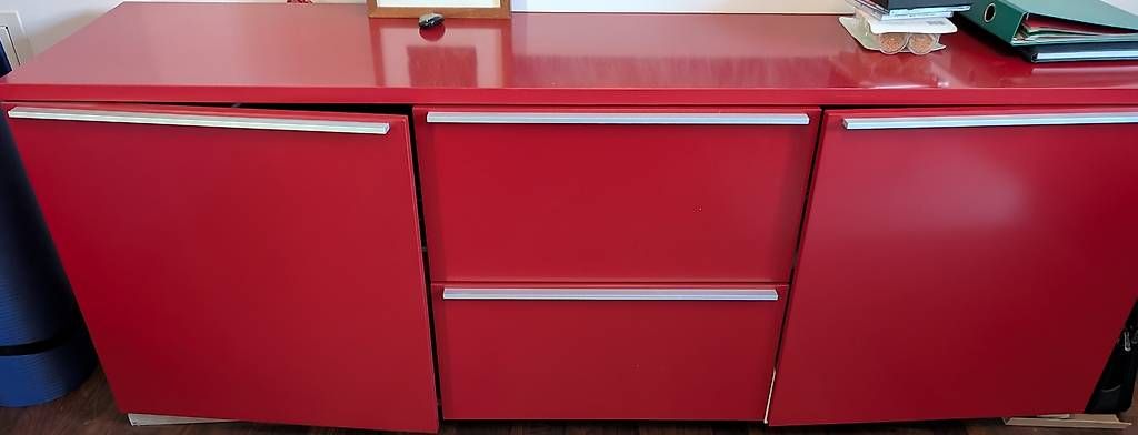 Pfister Cassettiere: Sideboard, rot lackierte Oberfläche – Usato da Zürich venduto da wme_2brc