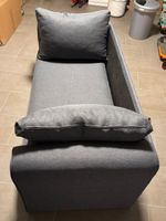 Gemütliches Sofa / Tagesbett in Grau mit Kissen, Top!