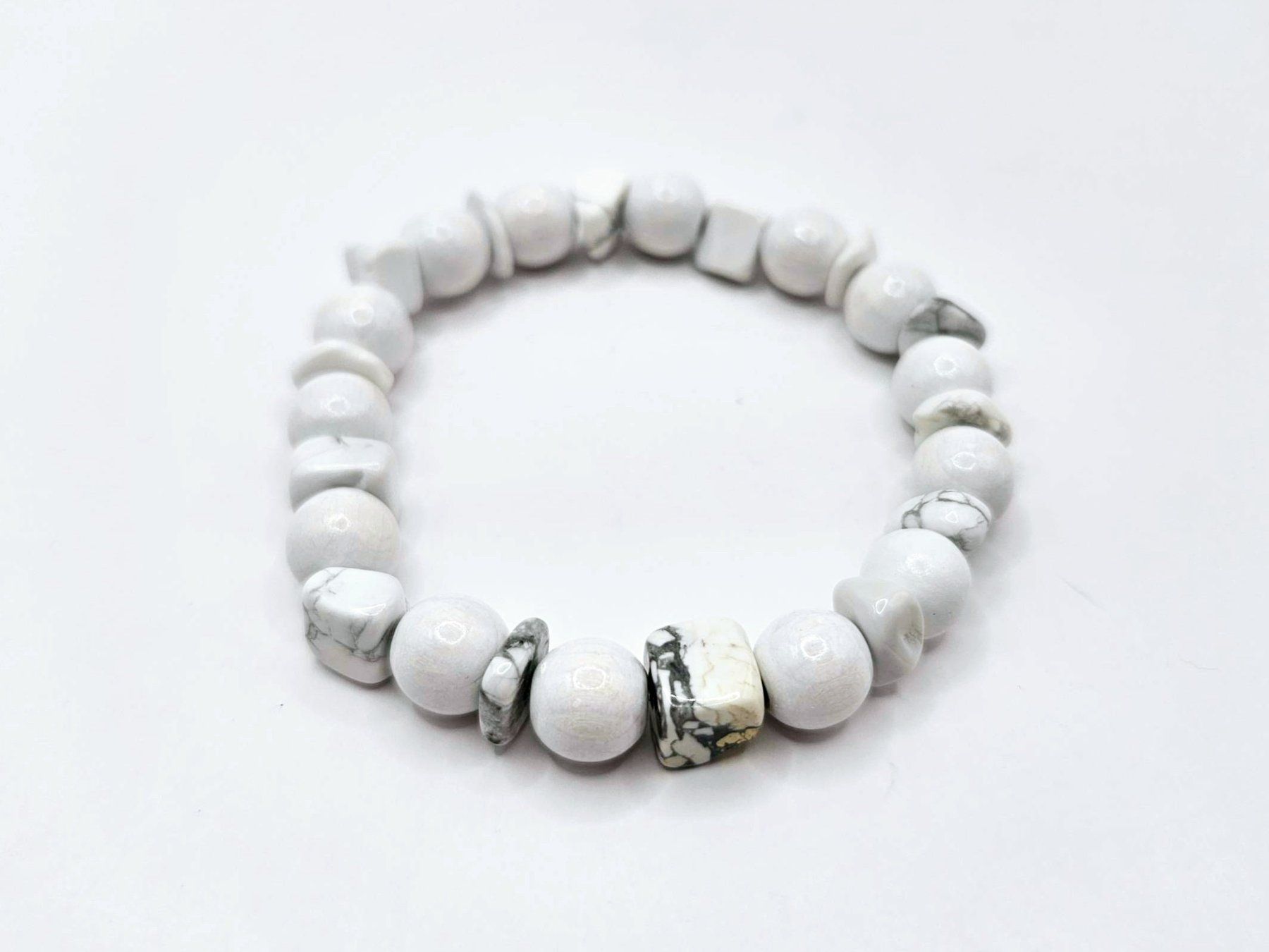 Armbänder & -reifen: Armband Howlith und Holzperlen Weiss – Neu und originalverpackt aus Thalwil von seasons