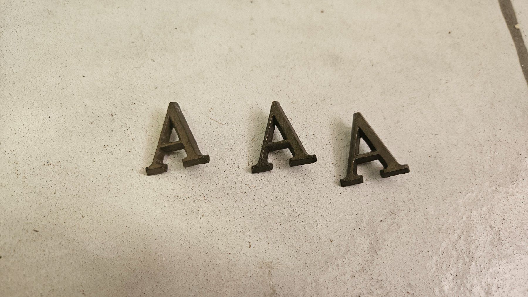 Tutte le decorazioni: 3 piccole lettere di metallo "A" – Usato da Melano venduto da H-Sara