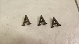 3 piccole lettere di metallo "A"