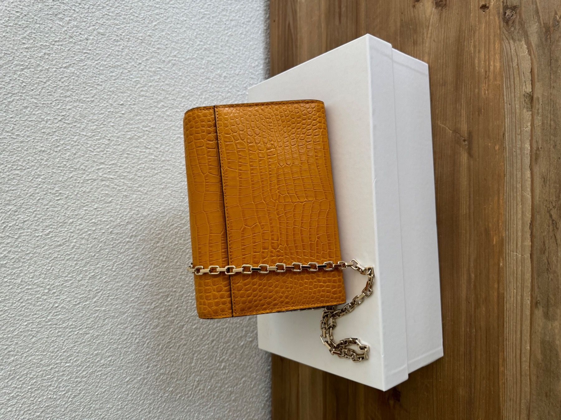 Jimmy Choo Taschen für Damen: Jimmy Choo Schultertasche Leder Kroko-Optik senffarbe neu – Neu (gemäss Beschreibung) aus Dänikon ZH von rh7_xmx2 4