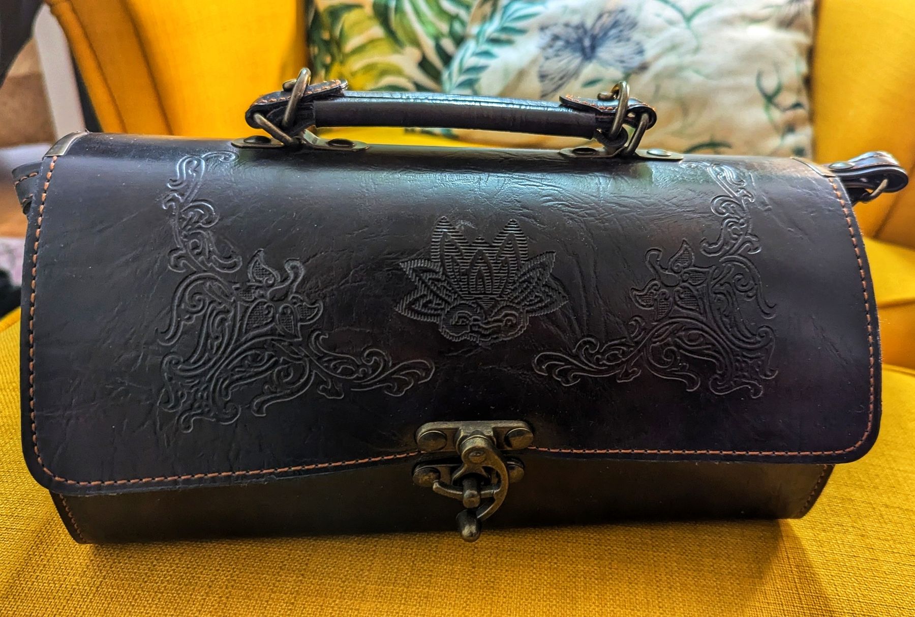 Taschen für Damen: Tasche mit Prägung – Gebraucht aus Basel von Efnisien