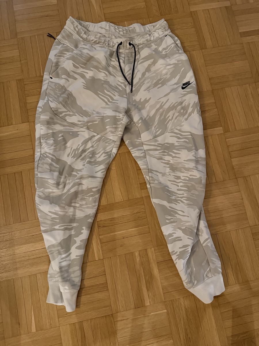 Hosen: Nike Tech Fleece Hose Herren Grösse M hellgrau getarnt – Gebraucht aus Basel von max_92wh