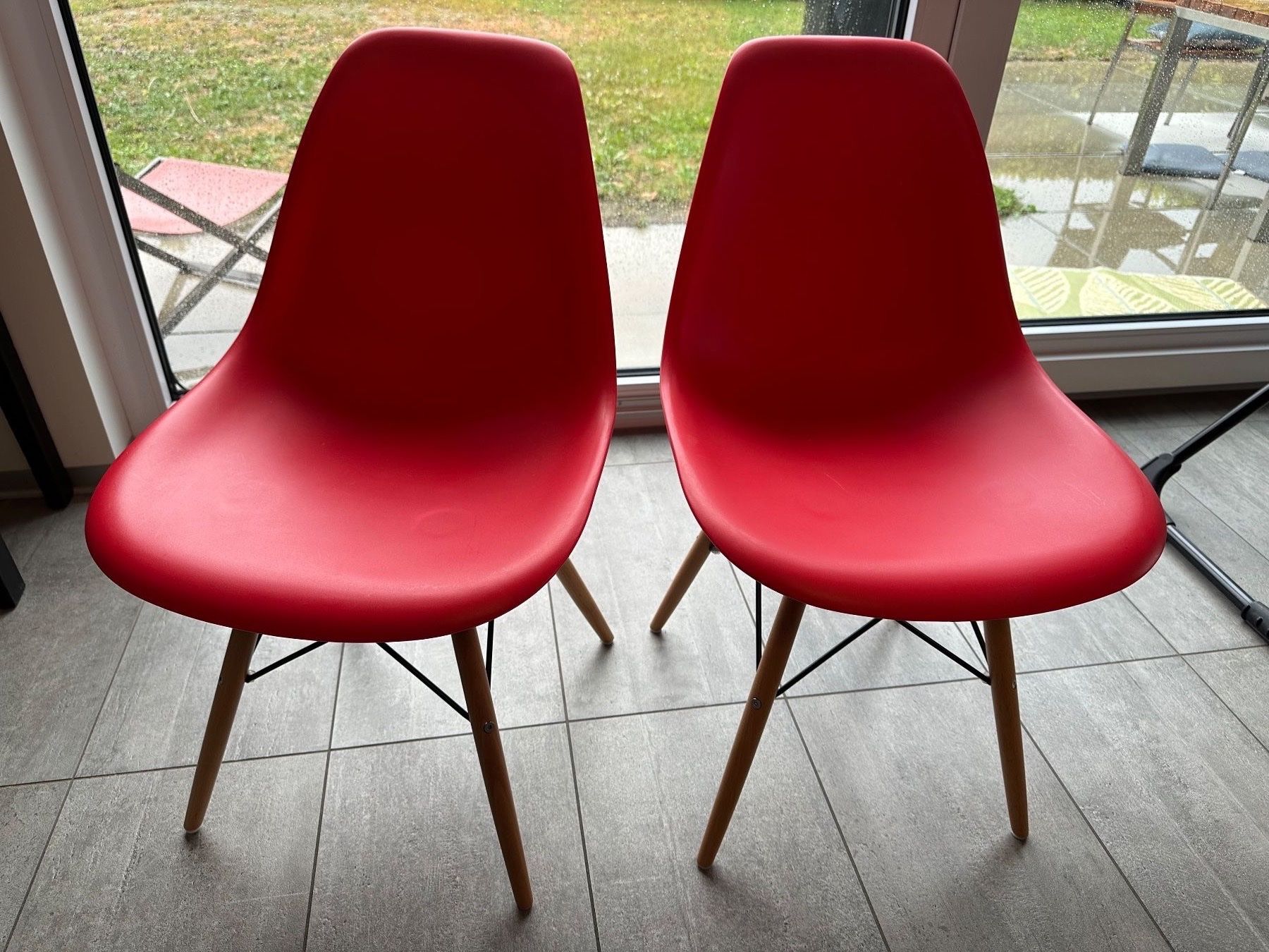 Chaises: 2 chaises rouges – D'occasion à Leytron par TipTop1912 1