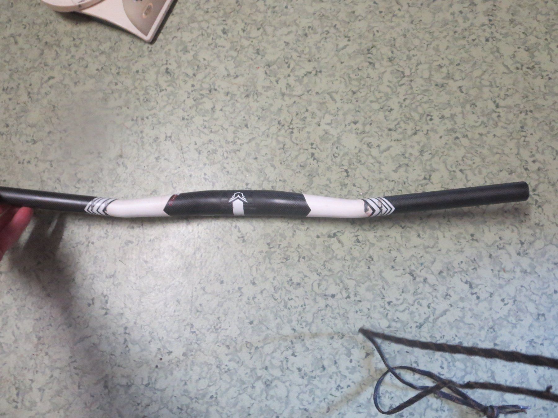 Pièces détachées: Carbon MTB Lenker 166g 65cm – D'occasion à Ottikon par Locomotive01 1