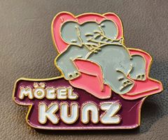 S682 - Pin Elefand im Sessel Möbel Kunz