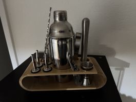 Cocktail Shaker Set aus Edelstahl mit Bambusständer – 11-tei
