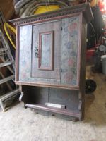 Antiker Wandschrank mit uraltem Schloss und Schlüssel