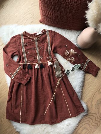 ZARA Mädchenkleid langarm braun mit Stickerei Gr. 134