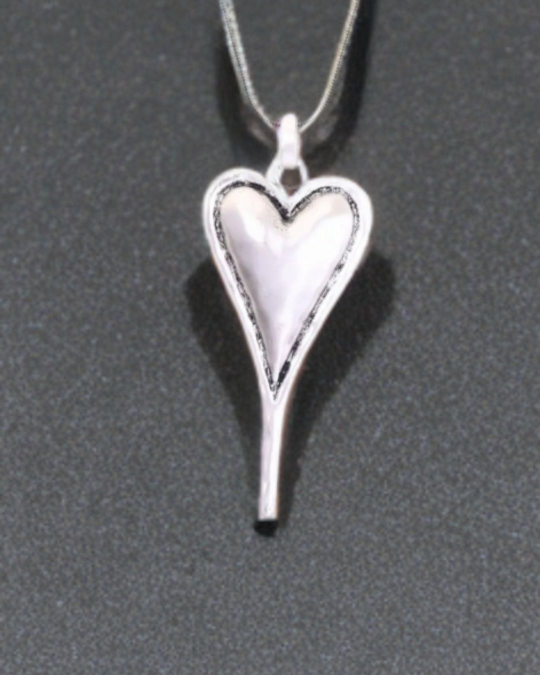 Catenine: Collana con pendente a forma di cuore – Nuovo (secondo la descrizione) da Giubiasco venduto da Stefaniav