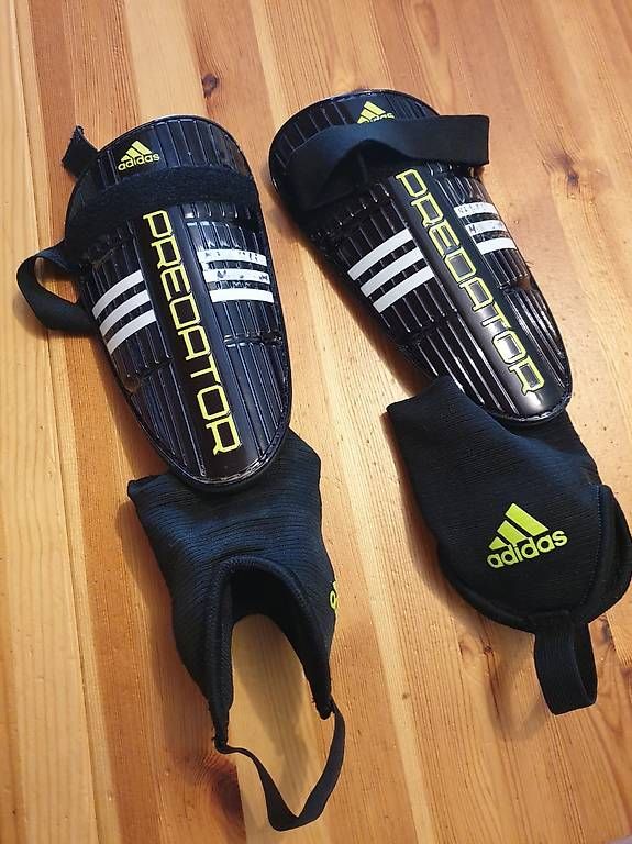 Scarpe da uomo: Chaussures de foot, protèges tibia et chaussettes – Usato da Vuisternens-Romont venduto da mag_k56f 2