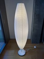 IKEA-Stehlampe im zeitlosen skandinavischen/Japandi-Stil
