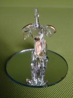 kleiner Glas Elefant auf rundem Spiegel