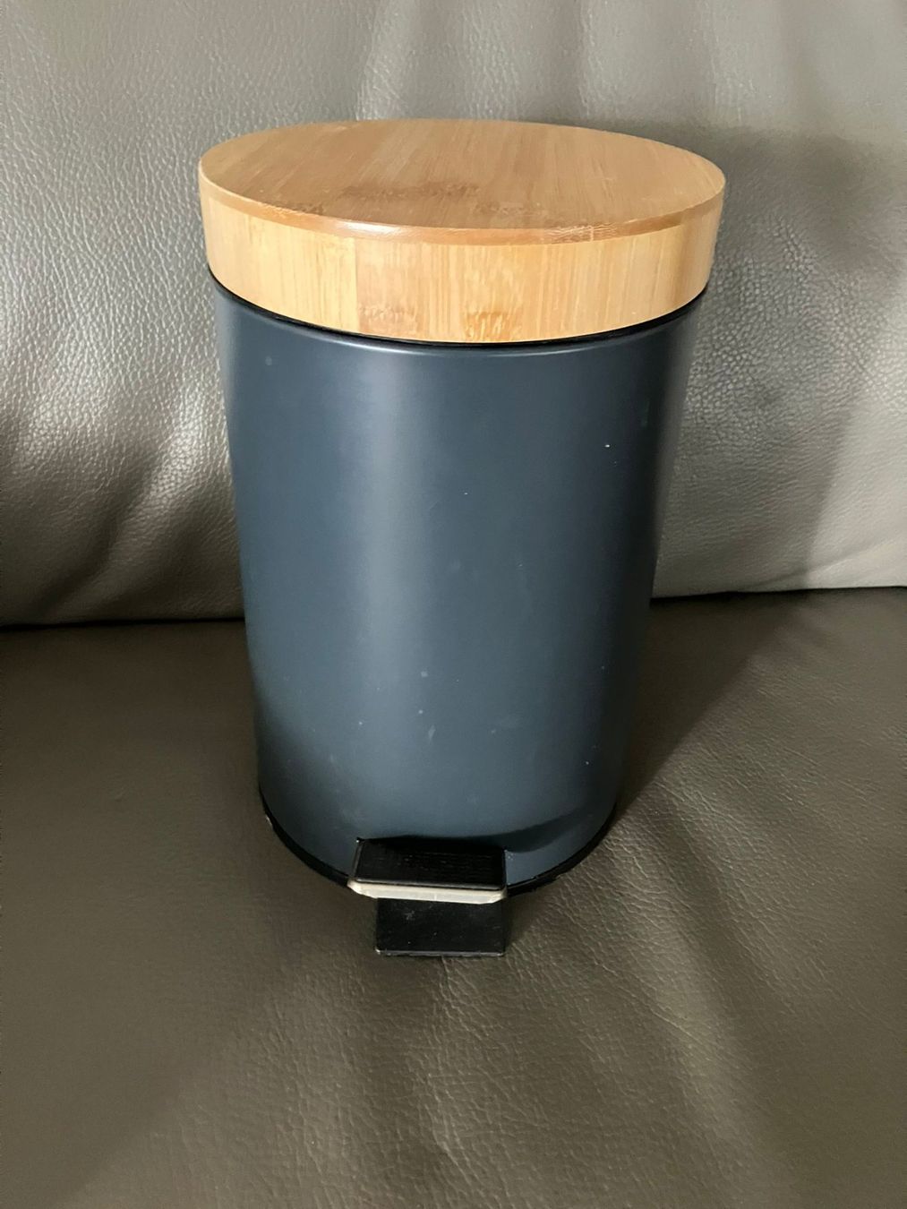 Ikea Cestini per rifiuti: Cestino nero con pedale e coperchio in legno Ikea – Usato da Melano venduto da H-Sara