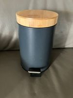 Cestino nero con pedale e coperchio in legno Ikea