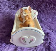 Porzellan Katze in Wiege, Spieldose