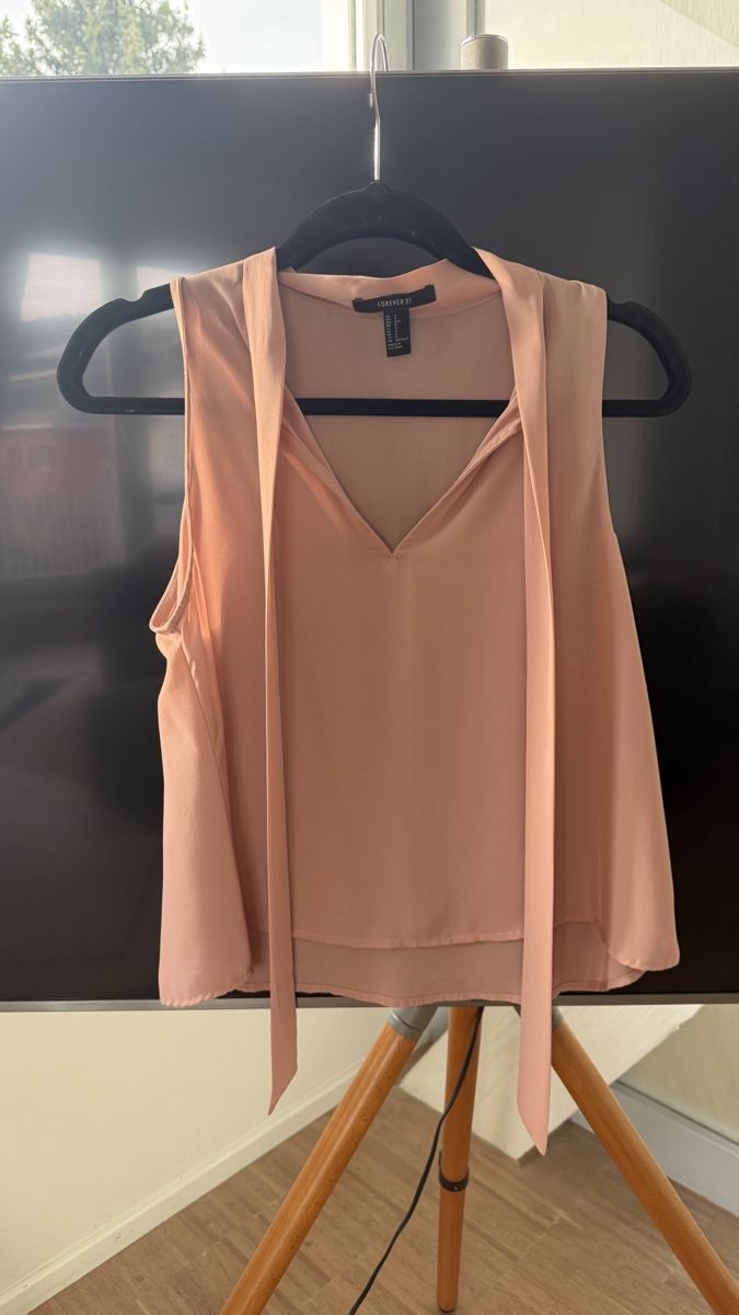Camicette: Forever 21 Beige Blouse with Neck Tie – Usato da zug venduto da Inaar