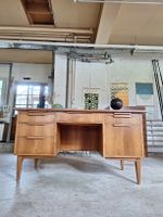 Mid Century Nussbaum Schreibtisch, massiv, Vintage