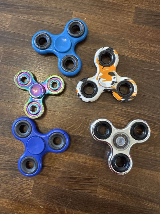 Fidget Spinner Set, 5 Stk. Verschiedene Farben (Gebraucht) in Baar für ...