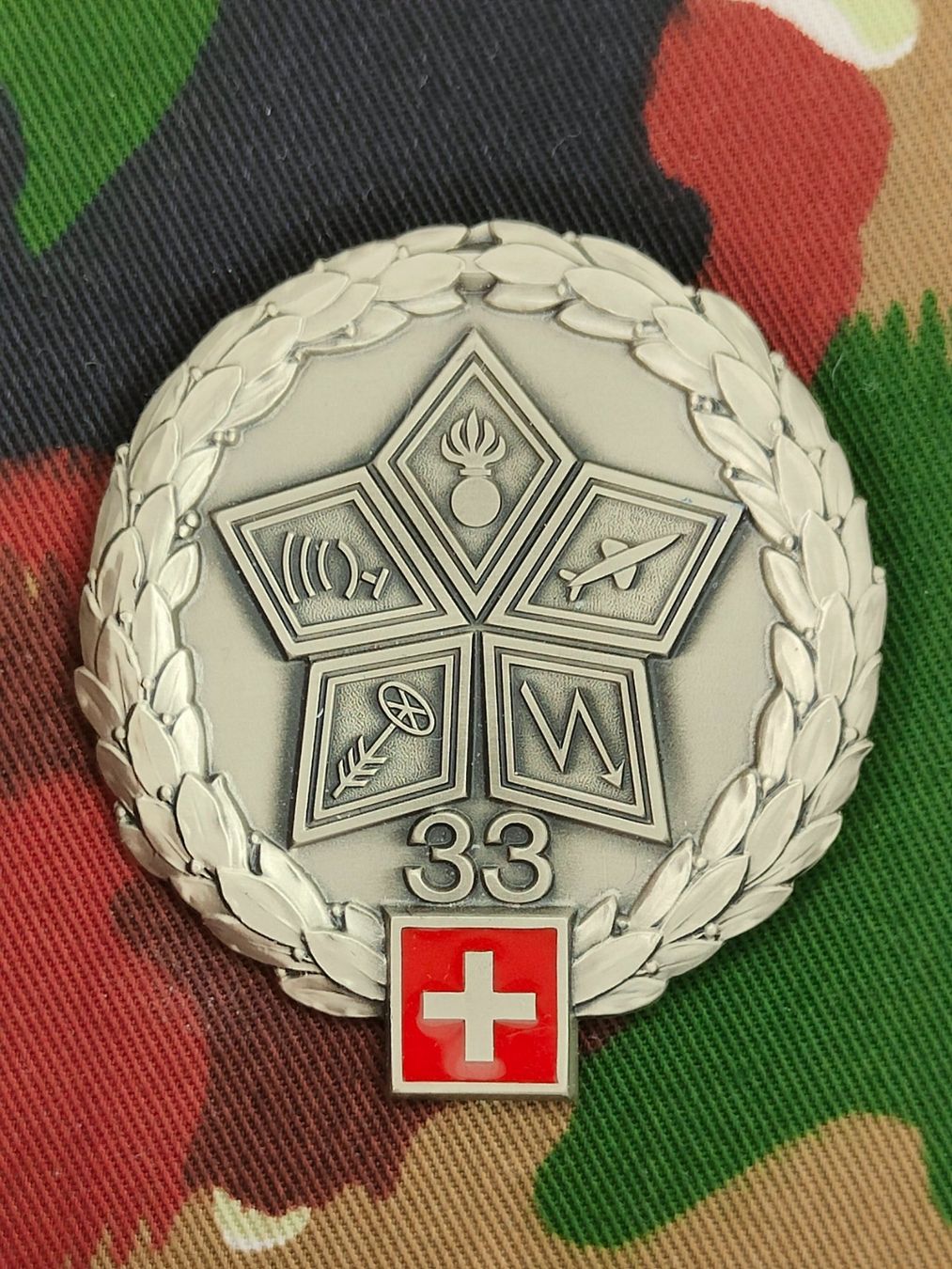 Schweizer Armee Placchette & Badge: Béretemblem Fliegerabwehrbrigade 33, Variante 1 – Usato da Bauma venduto da SwissMilitaria