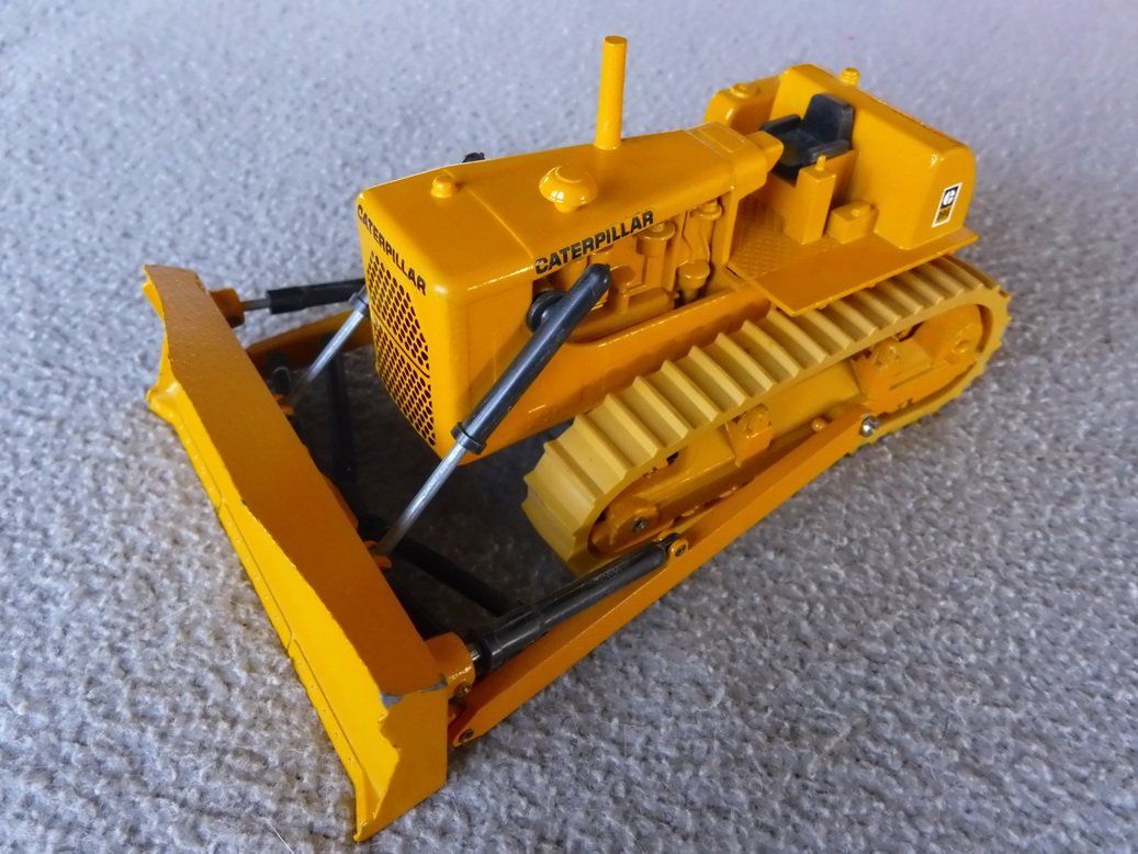 Kit di modellismo & Modellini statici: Cat D9G (Gescha 1/50) – Difettoso da Les Genevez JU venduto da cnegri 1