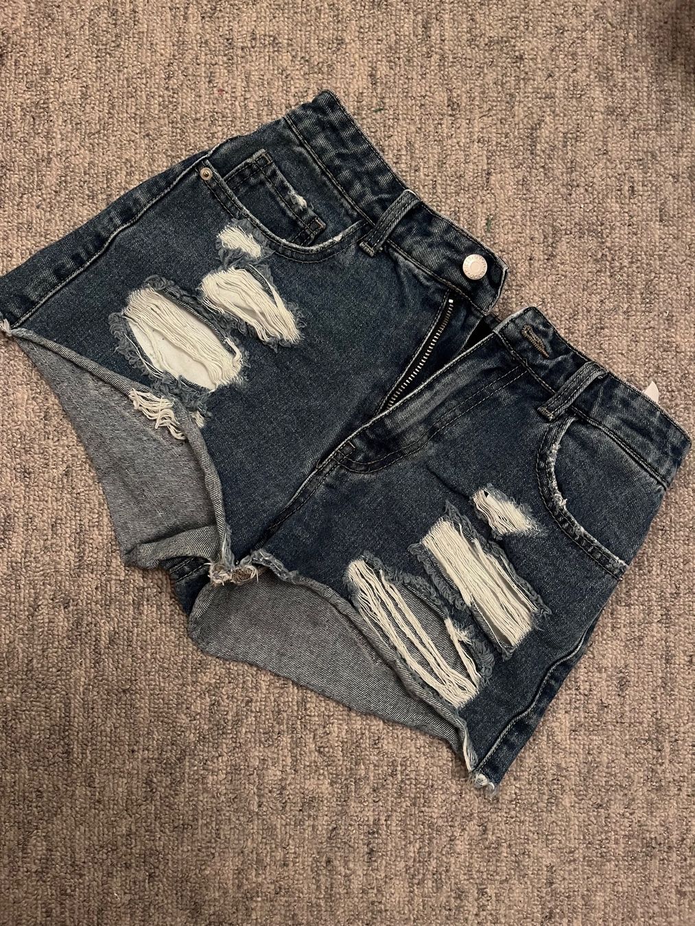 Pantaloni: Hotpants mit Löcher – Usato da Dättwil AG venduto da ele_g6vl