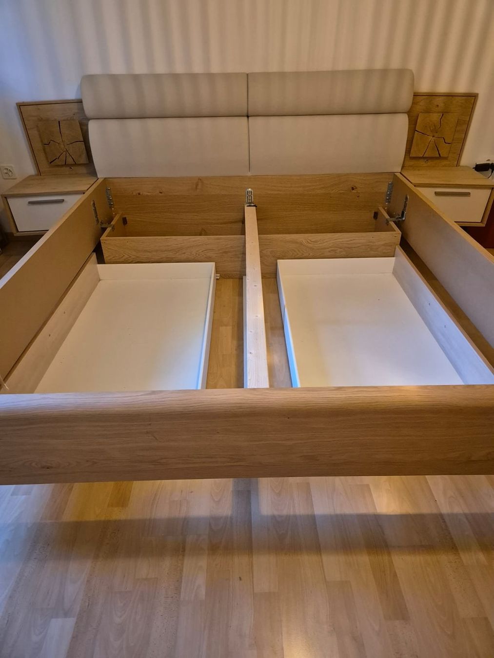 Pfister Lits: Bett mit Nachttischen Eiche Massiv mit Beleuchtung – D'occasion à Bassersdorf par deb_6fnb