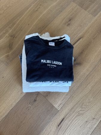 Superdry T-Shirt, Brandy Melville Hose, J. Galt Jeans