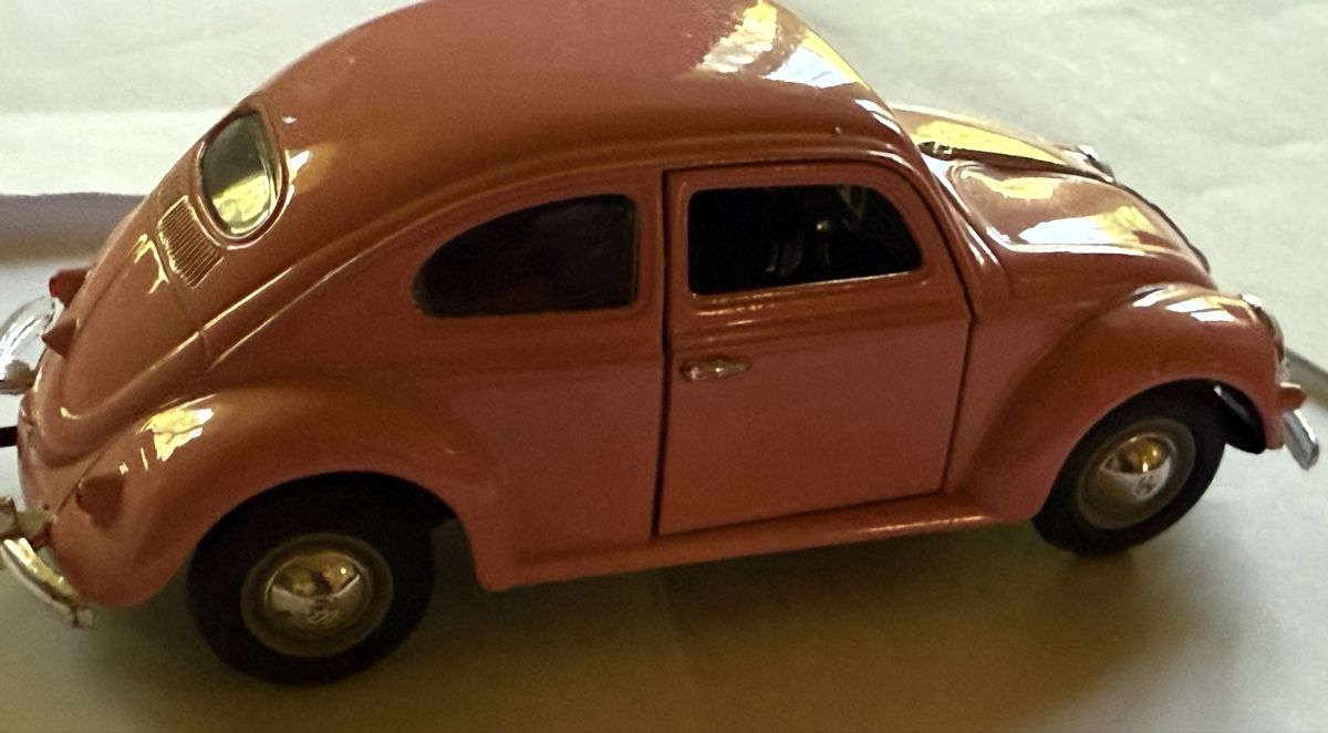 Volkswagen Modellini d'auto: VW KÄFER/ Brezel/1:24/ Pink/ neuwertig – Usato da hunzenschwil venduto da Oldipark 2