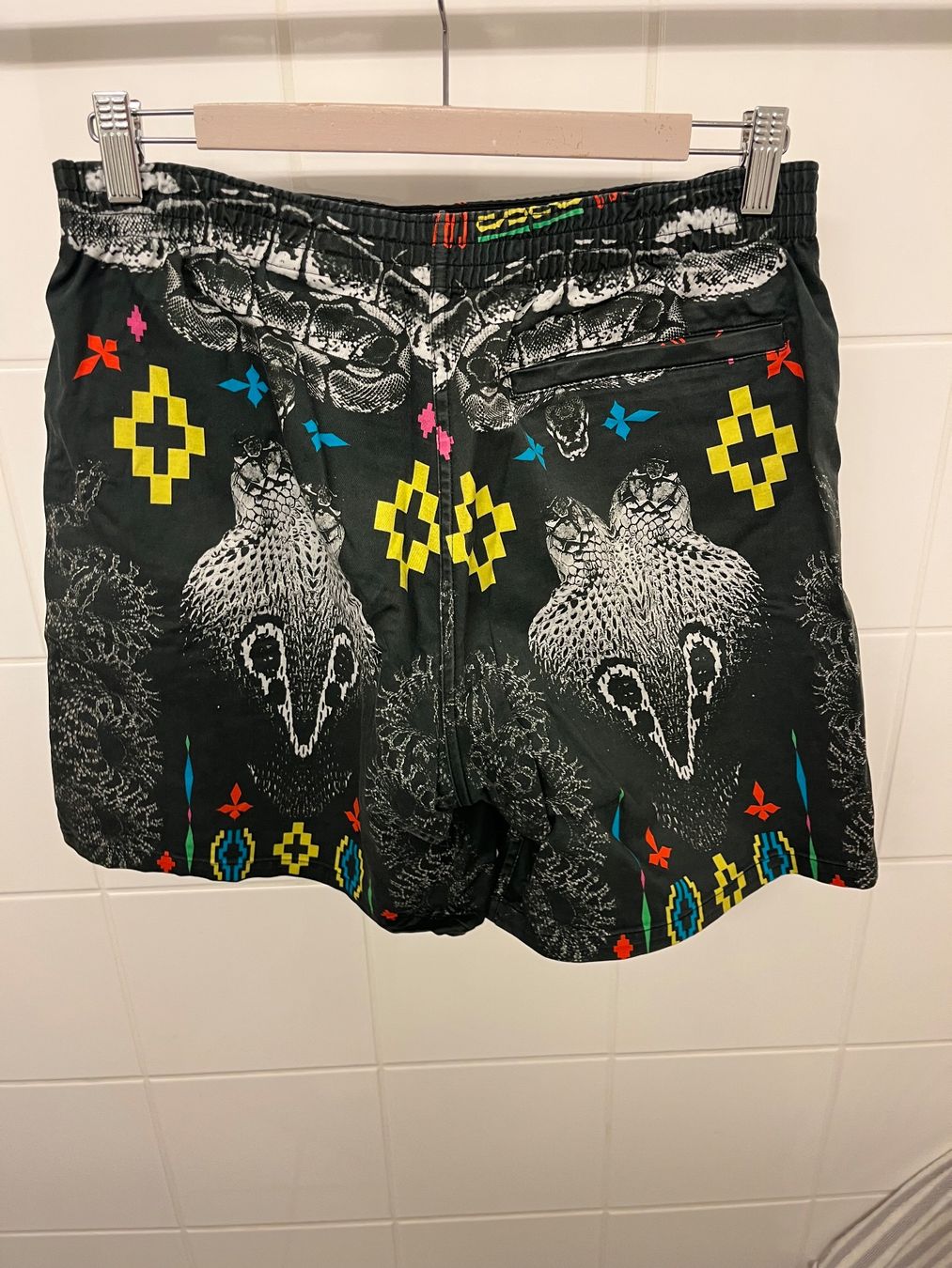 Pantaloni: Marcelo Burlon Shorts Schwarz – Usato da Zürich venduto da savu19 1