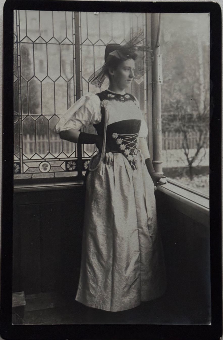 Cartoline postali: Kabinettfoto Tracht, Bern – Usato da Frauenfeld venduto da Merk52