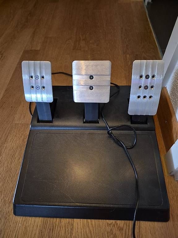 Controller: Thrustmaster T3PA 3-Pedal-Set (Sim Racing) – Gebraucht aus Stettfurt von Jezaig1989