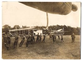 Fotografie Soldaten Lufstschiffer halten