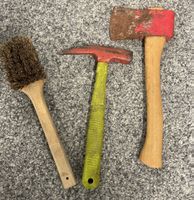 Werkzeuge Set: Bürste, Hammer, Axt, Gebraucht