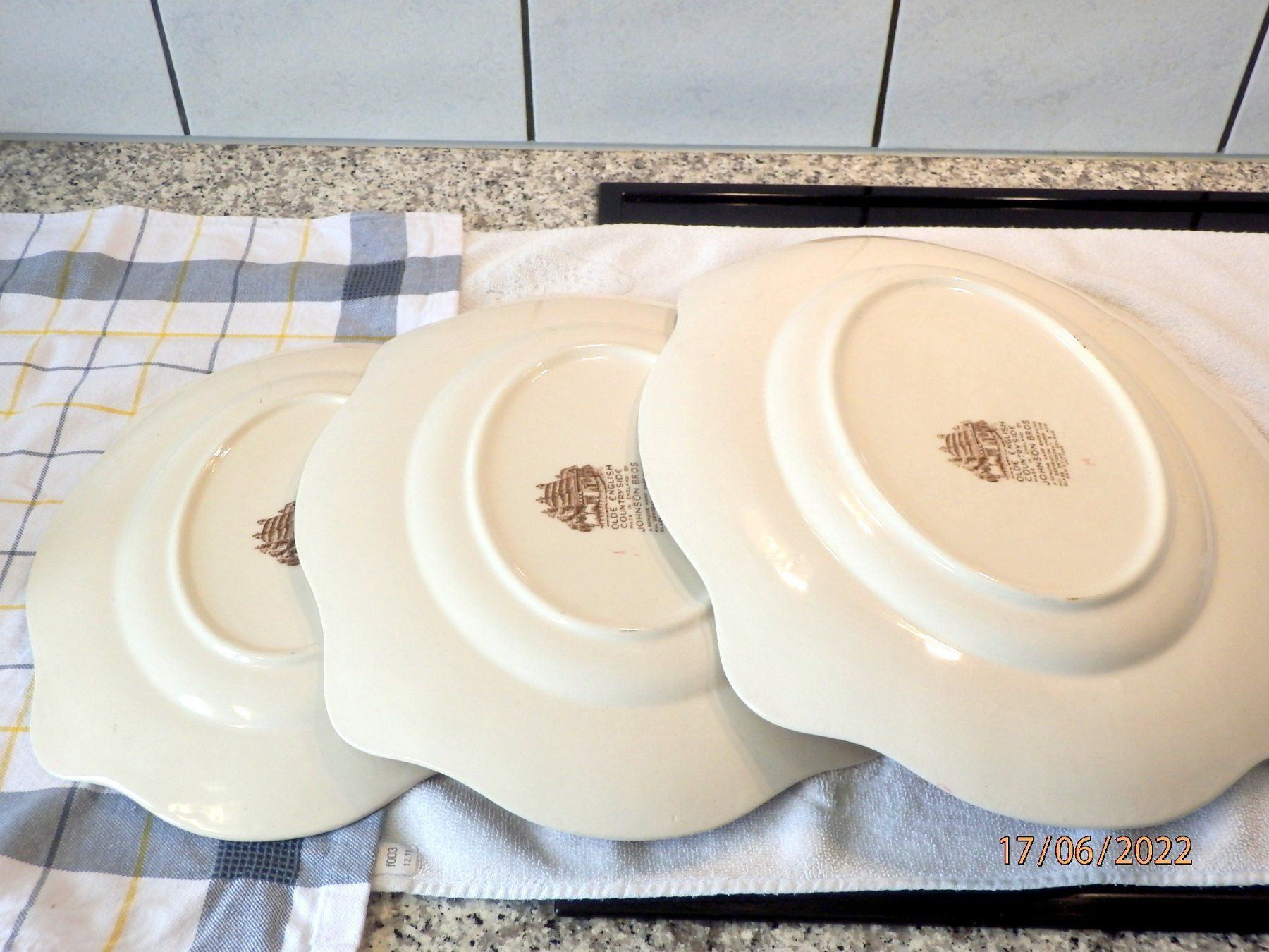 Johnson Brothers Piatti di portata: 3 Servierplatten, Olde English, Johnson Bros, Hand Engraving – Usato da Ueberstorf venduto da dinbau 2
