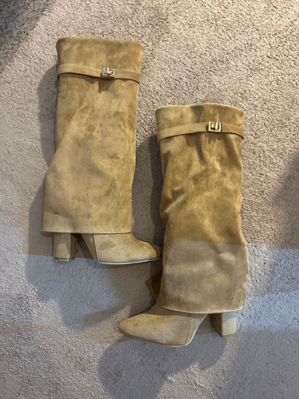 Scarpe da donna: Stiefel Überlappen Beige – Usato da Frauenfeld venduto da hannamaria29 1
