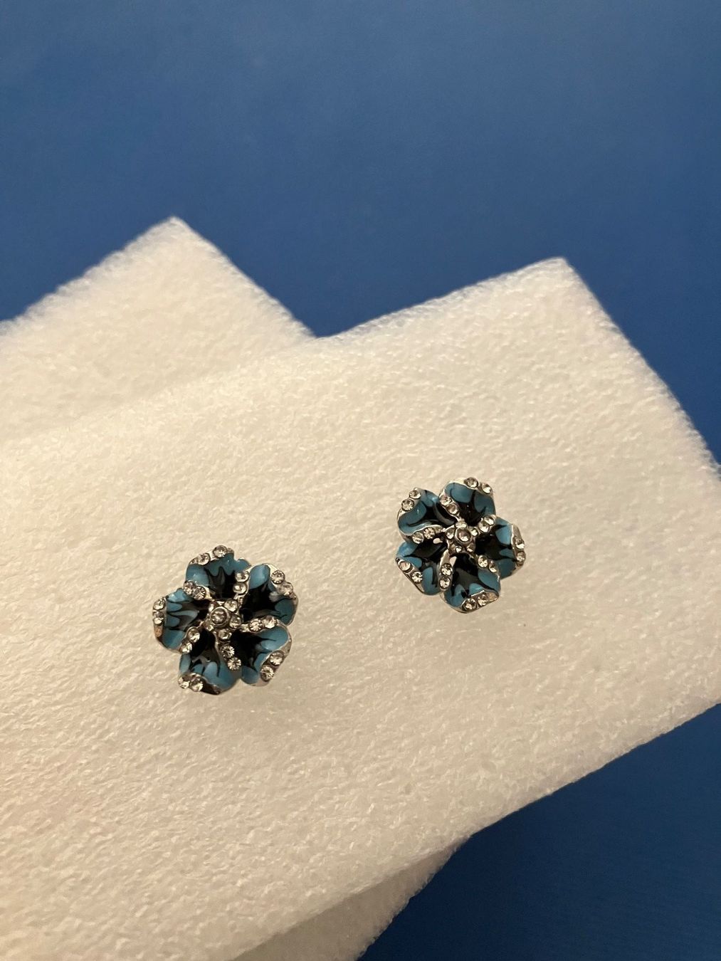 Orecchini pendenti & Orecchini a lobo: Modeschmuck, Ohrstecker, Blume silberf. blaue Blüten, NEU – Nuovo (secondo la descrizione) da Affoltern am Albis venduto da Dlotti 1