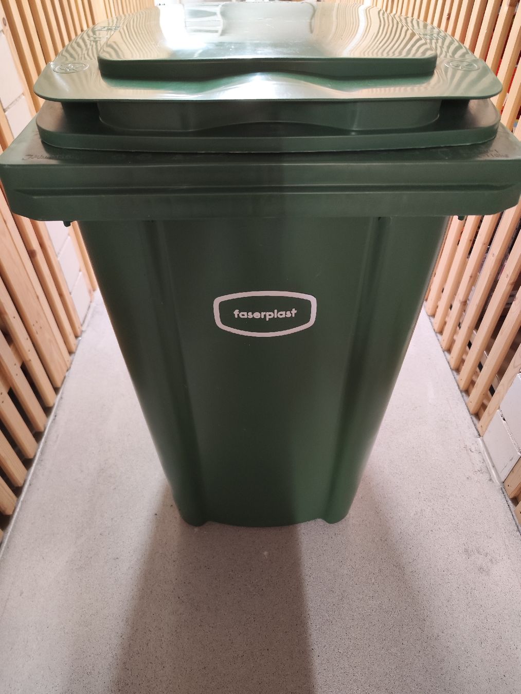 Altro per Ufficio & Commercio: Faserplast Rollabfallbehälter grün 240 l 109 cm – Usato da Kriens venduto da Xonox