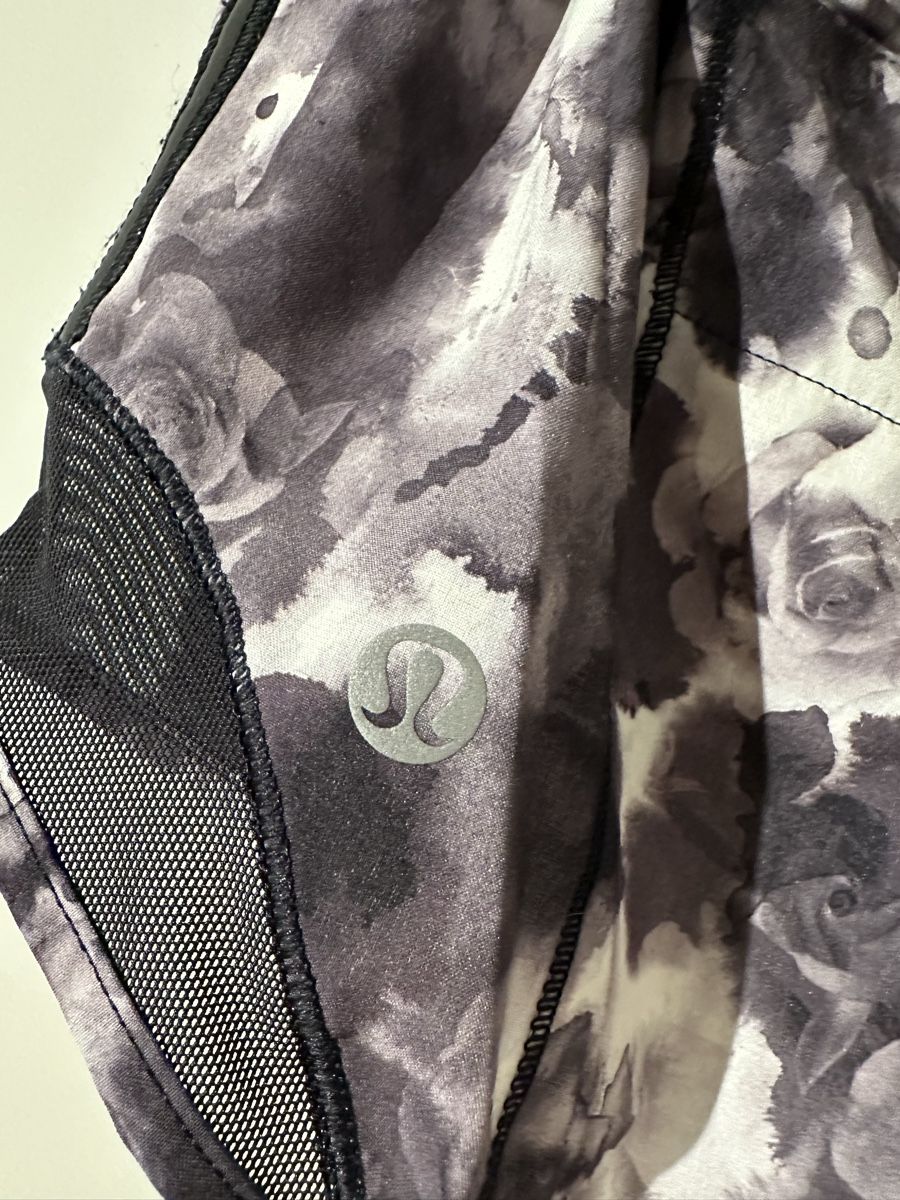 Lululemon Pantaloni: lululemon running short - size 2/EU34 – Usato da bözberg venduto da amy_7wz8 2