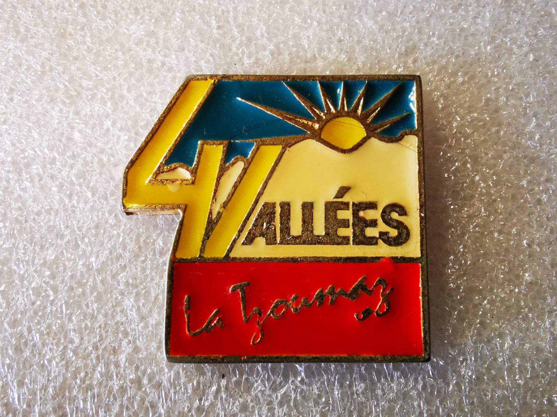 Placchette & Badge: Ansteckpin 2: 4 Allees – Usato da Oppligen venduto da Pin-Fall-Shop