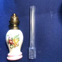 Petite lampe à pétrole porcelaine signée