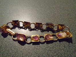 Armband goldarbig, lilafarbige Steine