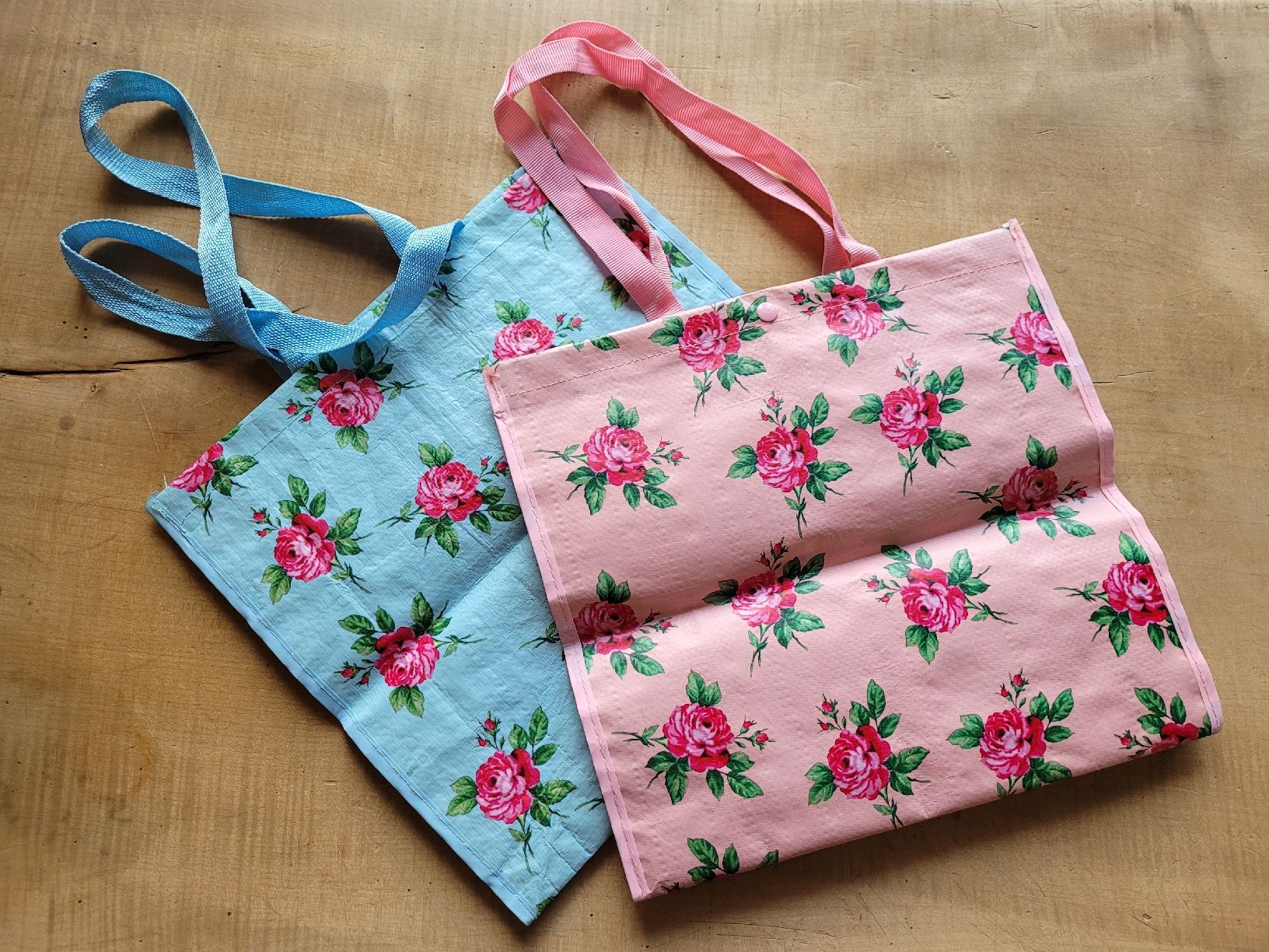 Borse da donna: Verspielte rosa Tasche, Einkaufstasche mit Rosenmuster. NEU – Nuovo (secondo la descrizione) da Zürich venduto da Engiadinabassa